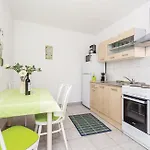 Mia *